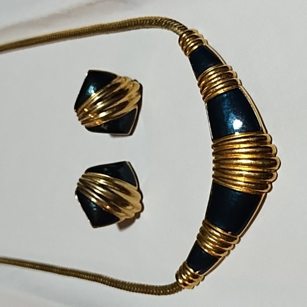 Vintage Avon necklace & earrings set